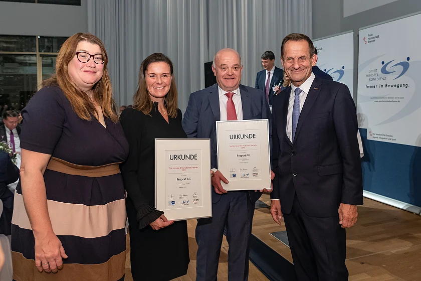 FRAPORT SMK-Vorsitzende Senatorin Anja Stahmann, Silke Niehaus (Bereichsleiterin Personalserviceleistungen  Fraport AG), Michael Hoppe (Leiter Personalmarketing und Retention Management Fraport AG) DOSB-Präsident Alfons Hörmann