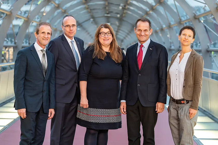 Das Foto zeigt: Ulf Tippelt (Direktor IAT), Peter Beuth (Sportminister Hessen), SMK-Vorsitzende Anja Stahmann, DOSB-Präsident Alfons Hörman, Antje Hoffmann (IAT)