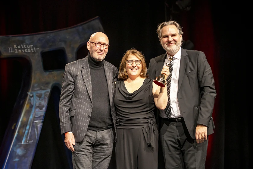 Für das Team der jazzahead! nahmen Projektleiterin Sybille Kornitschky und Professor Ulrich Beckerhoff, einer der beiden künstlerischen Leiter, die Auszeichnung als „Europäische Kulturmarke 2019“ entgegen. Laudator war Rolf Rische (Hauptabteilungsleiter Kultur und Leben bei der Deutschen Welle DW)