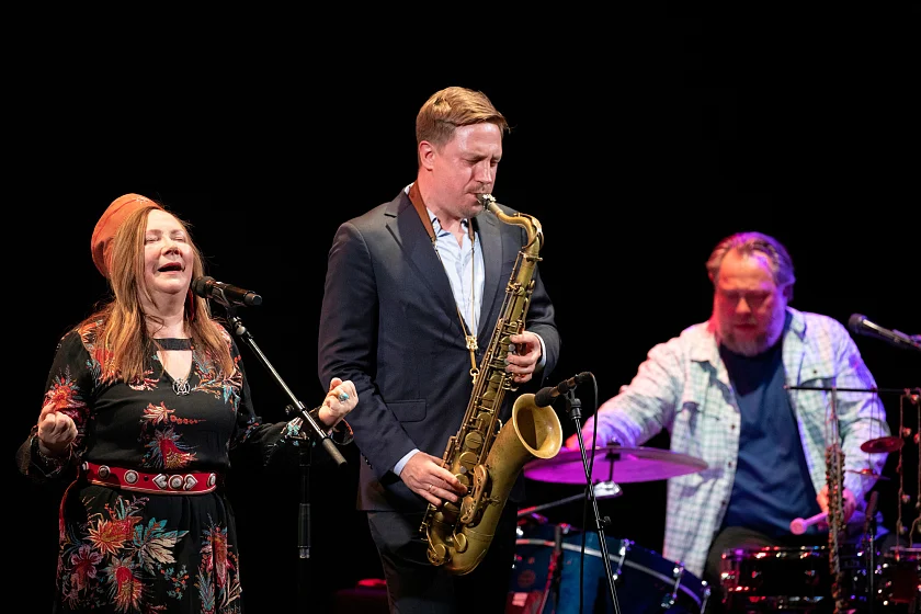  Zu den Höhepunkten des Partnerlandprogramms gehört die Festivaleröffnung im Theater Bremen. Im April 2019 spielten hier das Håkon Kornstad Trio und die Künstlerin Mari Boine aus Norwegen. 