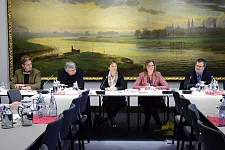 Prof. Dr. Carsten Fichter von der Hochschule Bremerhaven, Senatssprecher Christian Dohle, Wissenschafts- und. Häfensenatorin Dr. Claudia Schilling, Wirtschaftssenatorin Kristina Vogt und Prof. Dr.-Ing. Jan Wenske vom Fraunhofer-Institut für Windenergiesysteme