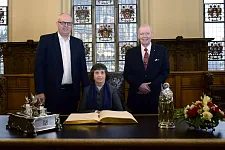 Botschafterin Cecilia Mackenna Echaurren trägt sich in das Goldene Buch ein