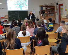 Bürgermeister Andreas Bovenschulte liest den Kindern der Grundschule an der Alfred-Faust-Straße vor