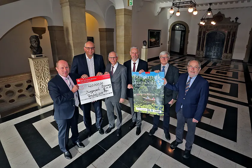 v.l.n.r.: Dietmar Hoppe, Geschäftsführer Bürgerpark-Tombola, Bürgermeister Andreas Bovenschulte, Joachim Döpp, Vorstand Bürgerparkverein, Tim Großmann, Bürgerpark-Direktor; Rainer Frankenberg, 1. Vorsitzender Wätjens Park, und Heinrich Welke, 1. Vorsitzender Park links der Weser 