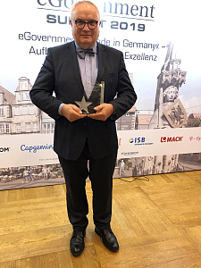 Staatsrat Henning Lühr freut sich über die Auszeichnung mit dem „Digital Transformation Award“ 