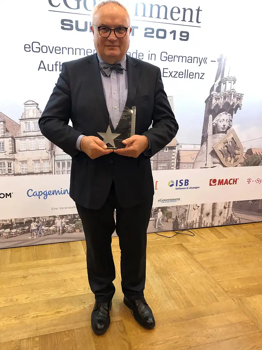 Staatsrat Henning Lühr freut sich über die Auszeichnung mit dem „Digital Transformation Award“ 
