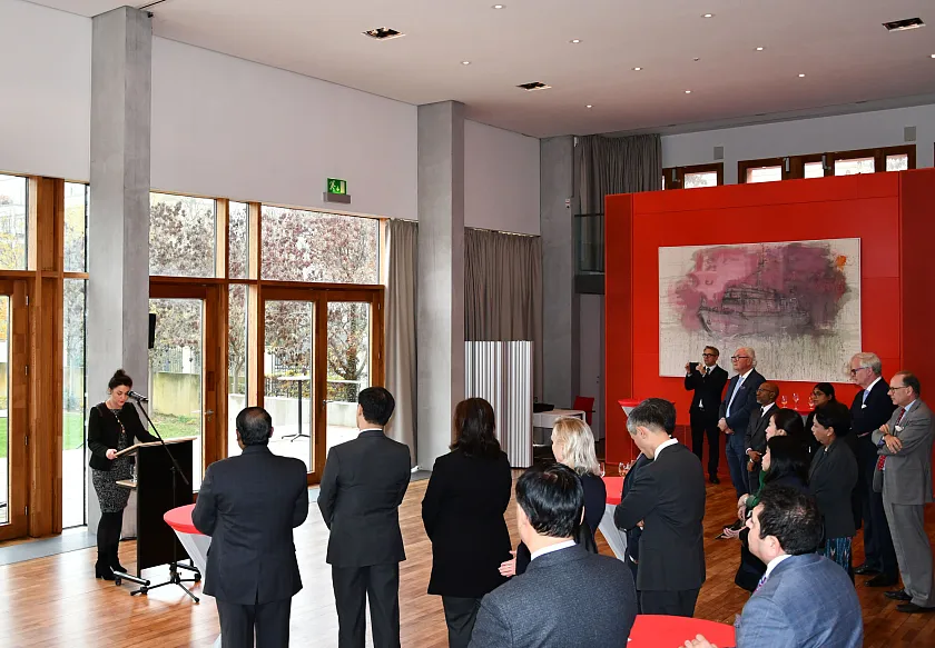 Staatsekretärin Sarah Ryglewski bei ihrer Rede vor Gästen in der Bremer Landesvertretung