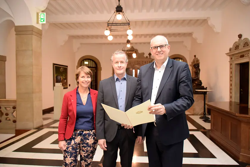 Urkundenübergabe: Beiratssprecherin Tamina Kreyenhop, Ortsamtsleiter Matthias Kook und Bürgermeister Andreas Bovenschulte