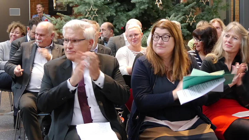 10 Jahren Pflegestützpunkte in Bremen. Vorne in der ersten Reihe (von links): Olaf Woggan, Vorstandsvorsitzender der AOK Bremen / Bremerhaven, Sozialsenatorin Anja Stahmann und Dr. Grit Bresecke, Bereichsleiterin Pflege beim Berliner Institut für Gesundheits- und Sozialforschung (IGES)