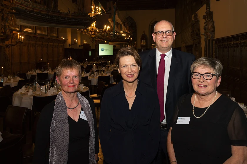Bürgermeister Bovenschulte und Elke Büdenbener mit Christine Könsen (li.) und Monika Kunze (re.) | Foto: WKB - Reiner Wirtz