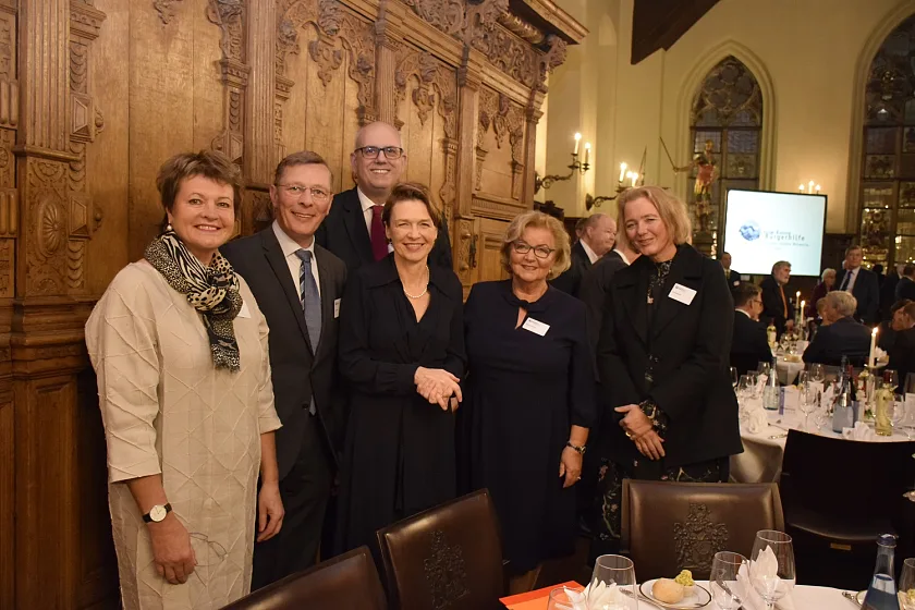 Monika Mehrtens, Frank Imhoff, Andreas Bovenschulte, Elke Büdenbender, Wiltraud Steenken und Anke Steenken vor Beginn des Wilhelm Kaisen Bürgermahls in der Oberen Rathaushalle (v.l.)