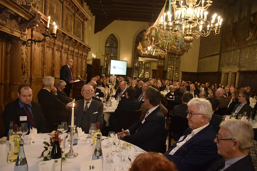 Sehr gut besucht war das Bürgermahl: Bremens Bürgermeister Andreas Bovenschulte (am Rednerpult) konnte rund 240 Gäste in der Oberen Rathaushalle begrüßen