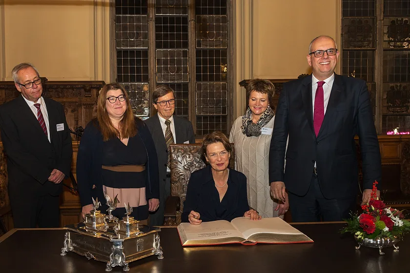 Eintrag in das Goldene Buch der Stadt: Elke Büdenbender (sitzend), v.re.: Bürgermeister Bovenschulte, Monika Mehrtens, Arnold Knigge (Vorstand WKB), Senatorin Anja Stahmann und Thomas Rohwer-Kahlmann (Vorstand WKB)