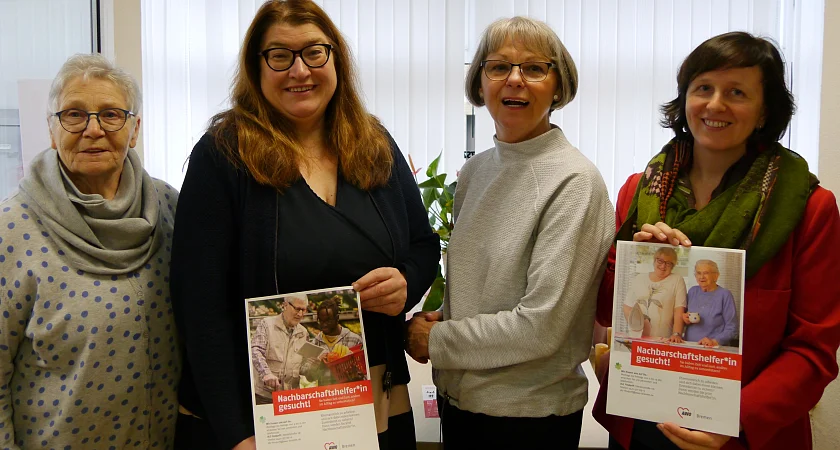 von links: Lydia Hanke, Kundin der Nachbarschaftshilfe Findorff, Sozialsenatorin Anja Stahmann, Sigrid Meyer, Nachbarschaftshelferin aus Findorff und Johanna Krawietz, Leiterin des Dienstleistungszentrums (DLZ) Findorff
