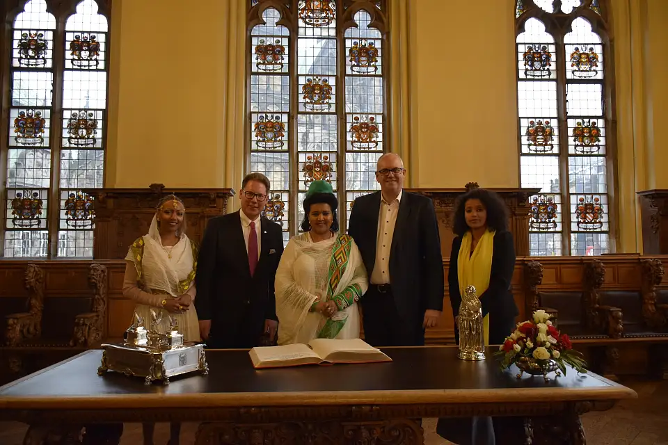 Eintrag in das Goldene Buch: Fortuna Yemane, Honorarkonsul Thomas Gerkmann, Botschafterin Mulu Solomon Bezuneh, Bürgermeister Andreas Bovenschulte, Tirudel Shitaye (v.l.)