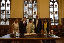 Eintrag in das Goldene Buch: Fortuna Yemane, Honorarkonsul Thomas Gerkmann, Botschafterin Mulu Solomon Bezuneh, Bürgermeister Andreas Bovenschulte, Tirudel Shitaye (v.l.)