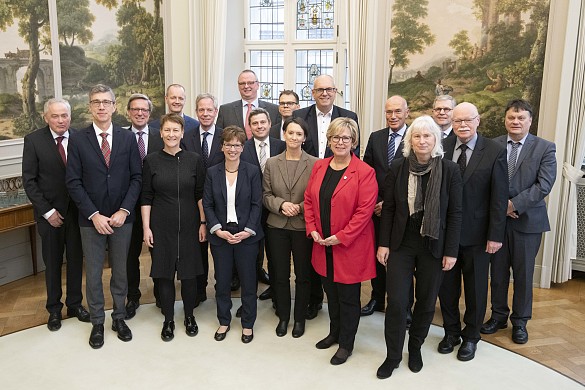 Treffen des Präsidiums der Handelskammer Bremen - IHK für Bremen und Bremerhaven mit den Mitgliedern des Senats der Freien Hansestadt Bremen im Schütting mit (v.l.): Vizepräses Hans-Christoph Seewald, Vizepräses Dr. Torsten Köhne, Hauptgeschäftsführer Dr. Matthias Fonger, Staatsrätin Susanne Ahlers, Vizepräses Christian Freese, Vizepräses Stephan Schulze-Aissen, Senatorin Dr. Claudia Schilling, Staatsrat Dr. Olaf Joachim, Staatsrat Thomas Emke, Staatsrat Jan Fries, Senatorin Dr. Claudia Bogedan, Bürgermeister und Präsident des Bremer Senats Dr. Andreas Bovenschulte, Präses Janina Marahrens-Hashagen, Vizepräses Joachim Linnemann, Vizepräses Wiebke Hamm, Vizepräses Harald Emigholz, Senator Ulrich Mäurer, Senator Dietmar Strehl. Foto: Handelskammer Bremen / Karsten Klama 