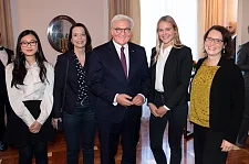 Gia-Linh Cao Nguyen, Schulleiterin Sibylle Müller, Bundespräsident Frank-Walter Steinmeier, Jonna Janssen und Tutorin Christine Stangl freuen sich gemeinsam über den Erfolg (v.l.)