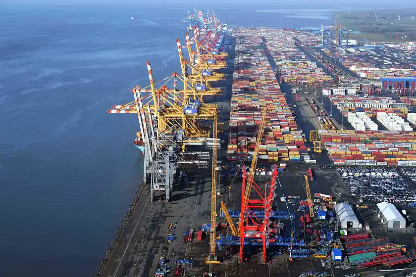Die Luftaufnahme zeigt das Containerterminal in Bremerhaven aus der Vogelperspektive