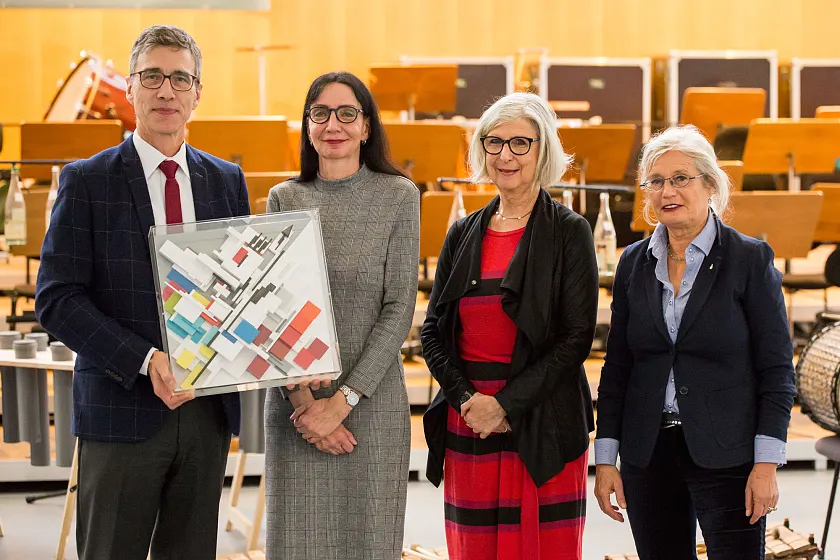 Preisübergabe an den Verein prophil: Torsten Köhne, Vorstandsvorsitzender der swb AG,  mit dem Kunstwerk von Markus Genesius, Kulturstaatsrätin Carmen Emigholz, Anne Lüking und Karin Hinrichs von prophil.  