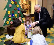 Kita-Kinder öffnen erstes Türchen mit dem Bürgermeister