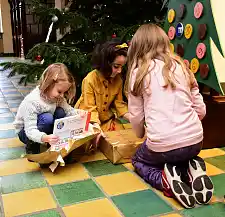 Große Freude beim Auspacken der Geschenke