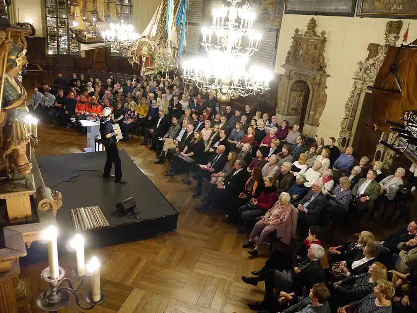 Rund 300 Ehrenamtliche haben Sozialsenatorin Anja Stahmann und Innensenator Ulrich Mäurer in der Oberen Rathaushalle für ihren freiwilligen Einsatz geehrt.