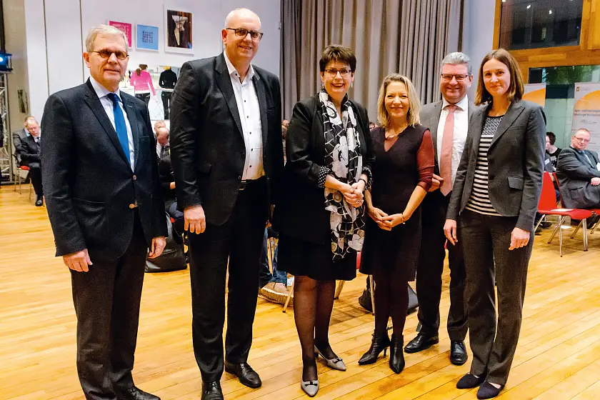 Gemeinsam.Weiterdenken: (v.l.n.r.) Harald Emigholz, 2. Vorsitzender; Bürgermeister Dr. Andreas Bovenschulte, Mitglied im Vorstand; Ministerin Birgit Honé, Mitglied im Vorstand; Prof. Dr. Antje Boetius, Direktorin des Alfred-Wegener-Instituts; Landrat Jörg Bensberg, 1. Vorsitzender; Dr. Anna Meincke, Geschäftsführerin der Metropolregion Nordwest