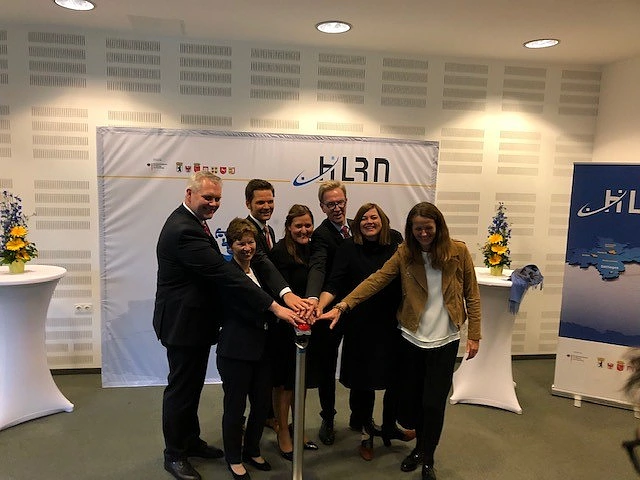 Startschuss für den Supercomputer HLRN-IV: Dr. Claudia Schilling, Senatorin für Wissenschaft und Häfen, beim Computerstart in Berlin (2. von li.)