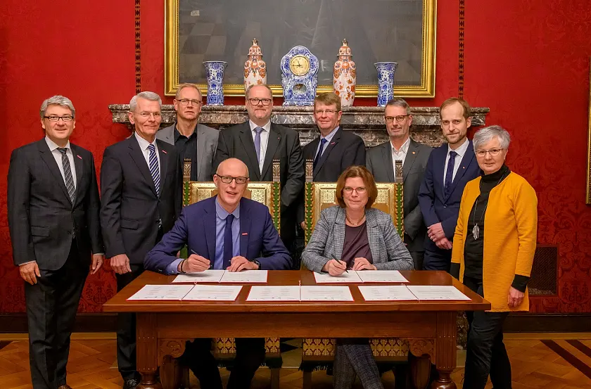 (v.l.n.r., stehend) Stefan Schiebe, Geschäftsführer der Kreishandwerkerschaft Bremen, Andreas Meyer, Hauptgeschäftsführer der Handwerkskammer Bremen, Sven Wiebe, Staatsrat bei der Senatorin für Wirtschaft, Arbeit und Europa, Kai Sander, Geschäftsführer der BAB − Die Förderbank für Bremen und Bremerhaven, Karl Wilhelm Schnars, Kreishandwerkermeister der Kreishandwerkerschaft Bremerhaven-Wesermünde, Matthias Winter, Kreishandwerkermeister der Kreishandwerkerschaft Bremen, Ralf Stapp, Geschäftsführer der BAB − Die Förderbank für Bremen und Bremerhaven, Imke Lathwesen, Geschäftsführerin der Kreishandwerkerschaft Bremerhaven-Wesermünde, (v.l.n.r., sitzend) Thomas Kurzke, Präses der Handwerkskammer Bremen, Kristina Vogt, Senatorin für Wirtschaft, Arbeit und Europa