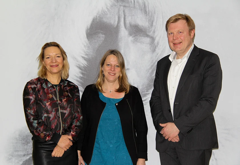 Dr. Maike Schaefer (m.), Bürgermeisterin und Senatorin für Klimaschutz, Umwelt, Mobilität, Stadtentwicklung und Wohnungsbau, wurde bei ihrem Besuch des Alfred-Wegener-Instituts in Bremerhaven von AWI-Direktorin Prof. Dr. Antje Boetius (l.) und AWI-Verwaltungsdirektor Dr. Karsten Wurr (r.) empfangen. Foto: AWI