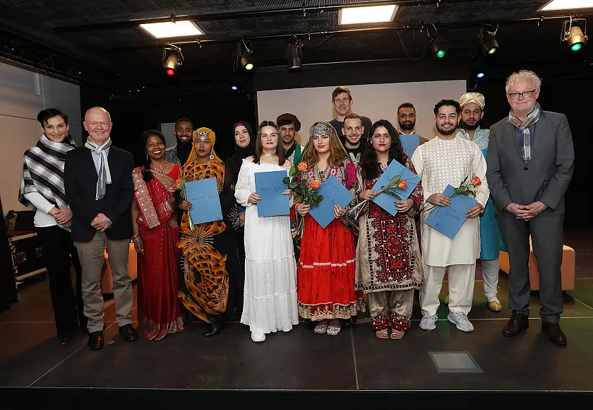 Freuten sich gemeinsam mit den AbsolventInnen über deren Erfolg: Agnes-Dorothee Greiner, stellvertretende Leiterin des Bildungszentrums der Bremer Heimstiftung, Alexander Künzel, Seniorvorstand der Bremer Heimstiftung, Hemavathany Steinfatt, Dozentin in der Schule für Altenpflege der Bremer Heimstiftung (von lins) und Holger Wende vom AFZ (rechts).