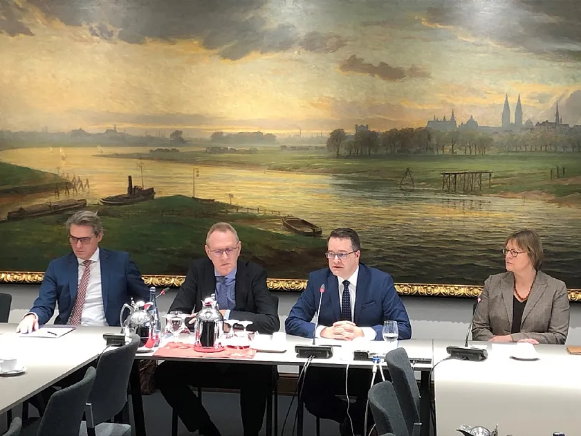 Häfenstaatsrat Tim Cordßen (2.v.r.) stellte heute im Rahmen der Landespressekonferenz im Bremer Rathaus zusammen mit Frank Dreeke (Vorstandsvorsitzender BLG Logistics, 2.v.l.) und bremenports-Geschäftsführer Robert Howe (1.v.l.) die bremische Hafenbilanz 2019 vor; rechts: LPK-Vorsitzende Gaby Schuylenburg