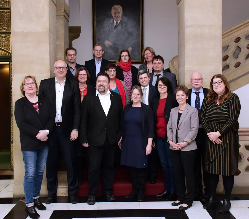 Senat und Arbeiternehmerkammer Bremen trafen sich heute zu einer gemeinsamen Sitzung. Dabei durfte auch ein Gruppenfoto nicht fehlen, zu dem man sich in der Wandelhalle im ersten Stock des Rathauses aufstellte - direkt vor dem Portrait von Wilhelm Kaisen, Bremens legendären Nachkriegs-Bürgermeister, dessen Todestag sich am 19. Dezember zum 40. Mal jährt. 
