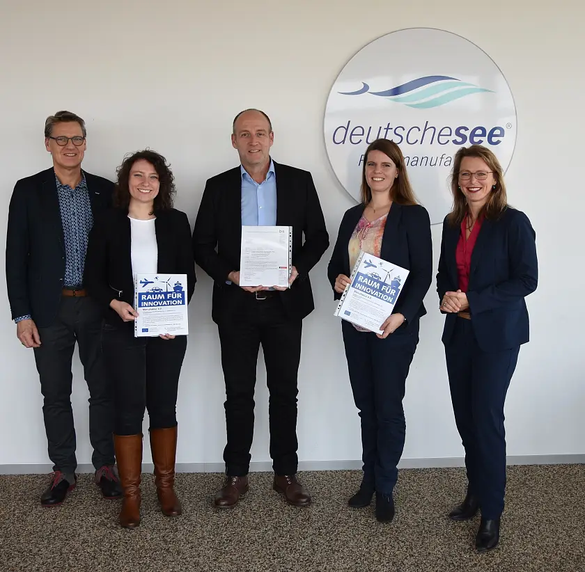 (v.r.n.l.): Dr. Diana Wehlau (SKUMS), Dipl.-Ing. Ann-Kathrin Rohde (BIBA), Ulrich Grewe (Deutsche See), Dr. Ramona Bosse (Hochschule BHV) und Guido Ketschau (BIS). © Deutsche See