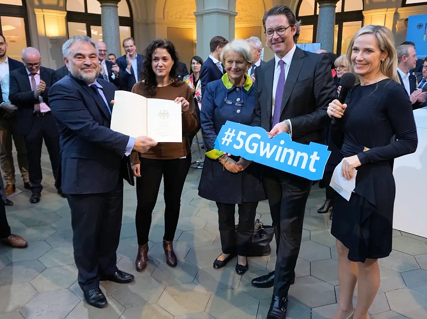 Der Zuwendungsbescheid wurde heute (19.12.2019) in Berlin im Bundesministerium für Verkehr und digitale Infrastruktur von Hans-Georg Tschupke (vorne links), Abteilungsleiter bei der Senatorin für Wirtschaft, Arbeit und Europa, und in Anwesenheit von Staatssekretärin Sarah Ryglewski (2.v.l.), Elisabeth Motschmann (Mitte, Bremer MdB) und Bundesverkehrsminister Scheuer (2.vr.) entgegengenommen