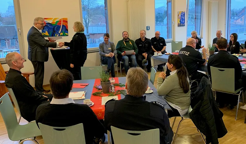 Staatsrat Björn Tschöpe bei der Übergabe der Help-Zertifikate