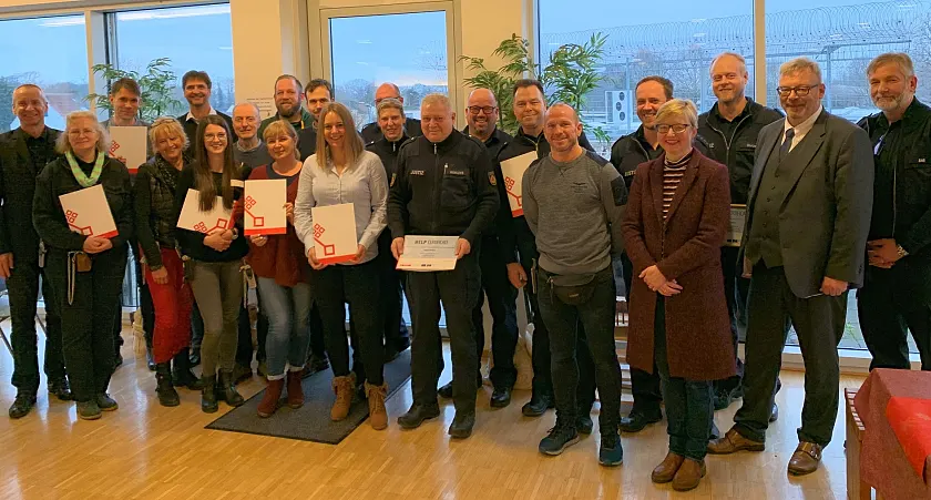 Die Teilnehmerinnen und Teilnehmer des Help-Workshops  gemeinsam mit dem Leiter der JVA, Hans-Jürgen Erdtmann (links) sowie Staatsrat Björn Tschöpe (2.v.r.) und (neben ihm) Kerstin Ashauer, Leiterin der Abteilung Strafvollzug im Justiz-Ressort