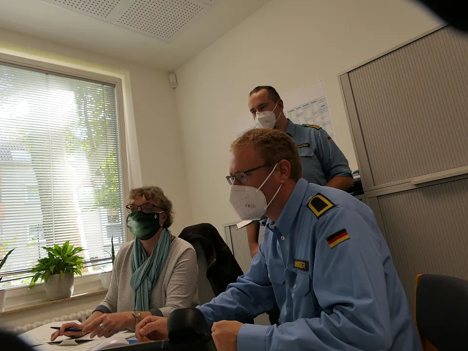Gemeinsam arbeiten die Soldaten der Einsatzflottille 2 Wilhelmshaven und Mitarbeiterinnen und Mitarbeiter des Bremer Gesundheitsamtes an der Nachverfolgung von Kontaktpersonen, um die Ausbreitung der Corona-Pandemie einzudämmen. Foto: Andrea Hilscher