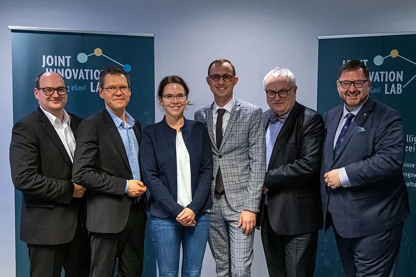 Von links nach rechts. Jan Hedtfeld – Leiter Joint Innovation Lab, Rolf Sahre – Vorstandsvorsitzender der MACH AG, Prof. Dr. Moreen Heine – Professorin für E-Government und Open Data Ecosystems und Leiterin des Joint Innovation Labs, Dirk Schrödter – Chef der Staatskanzlei Schleswig-Holstein, Hans-Henning Lühr – Staatsrat im Finanzressort Hansestadt Bremen und Christian Rupp – Chief Innovation Officer der MACH AG und des Joint Innovation Lab ©MACH AG