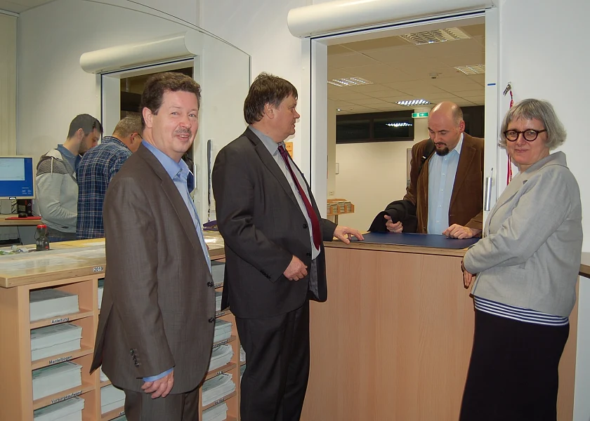 Amtsvorsteher Christian Bücker, Finanzsenator Dietmar Strehl, Robert Bauer, Servicebeauftragter der Finanzverwaltung, und Finanzstaatsrätin Silke Krebs beim Besuch der Zentralen Informations- und Annahmestelle