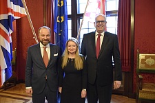 Bürgermeister Dr. Andreas Bovenschulte mit Vize-Doyen Hans-Christoph Enge (Bremen) und Doyenne Oksana Tarasyuk (Hamburg)