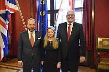 Bürgermeister Dr. Andreas Bovenschulte mit Vize-Doyen Hans-Christoph Enge (Bremen) und Doyenne Oksana Tarasyuk (Hamburg)