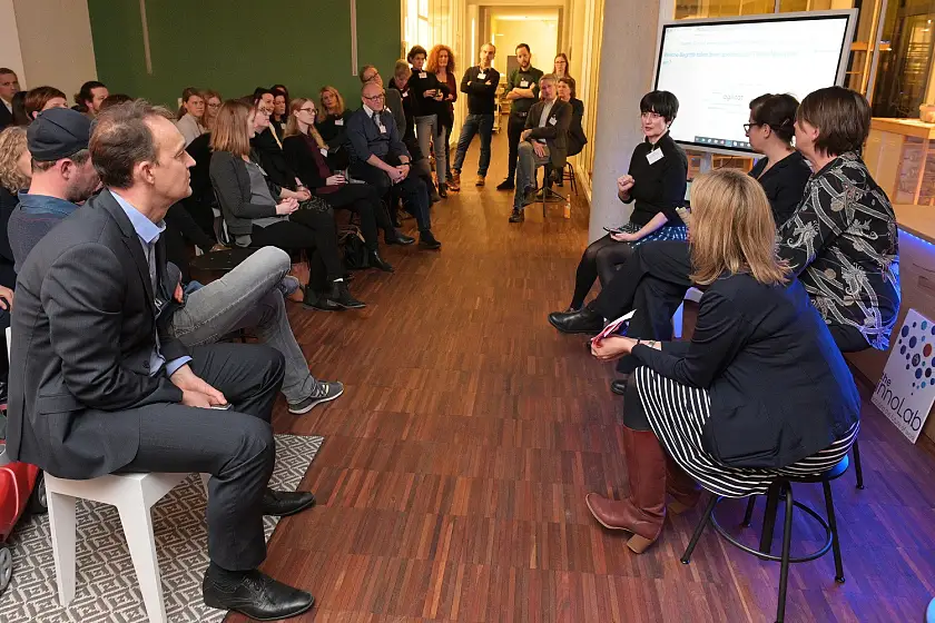 Es wird engagiert diskutiert beim Stammtisch für Personalverantwortliche