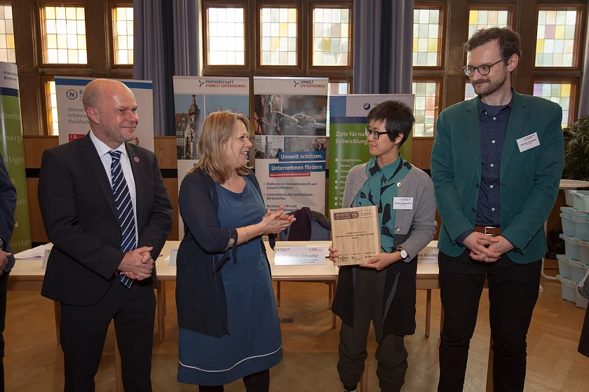 Klimaschutz- und Umweltsenatorin Maike Schaefer gratulierte Andreas Hensinger (1.v.r.) und Jui Kitsumritiroj (2.v.r.) von den PackBuddys zur Projekt N-Auszeichnung ihrer Mehrweg-Initiative
