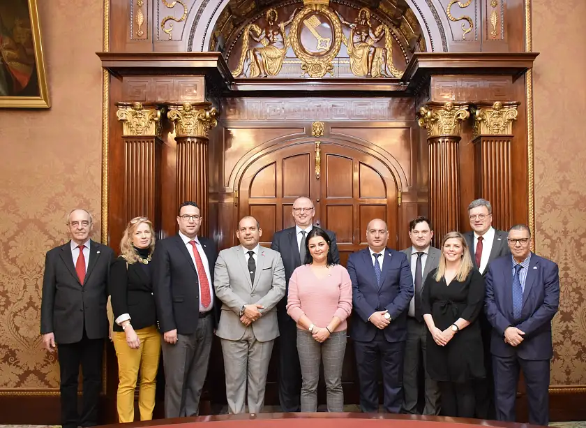 Im Senatssaal: Delegation aus Marokko mit Staatsrat Dr. Olaf Joachim (Mitte) und Marokkos Honoroarkonsul Volker Kröning (li.)