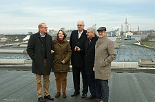 Auf dem Dach des alten SSW-Verwaltungsgebäude: Dieter Petram, Investor den neuen Werftquartiers, Oberbürgermeister Melf Grantz, Präsident des Senats und Bürgermeister Andreas Bovenschulte, Petra Neykov, Geschäftsführerin Fischereihafen-Betriebsgesellschaft und Nils Schnorrenberger, Geschäftsführer BIS (von rechts)