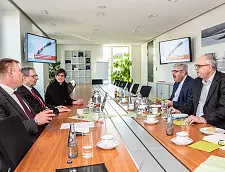 Informierten Bürgermeister Bovenschulte (re.) und Oberbürgermeister Melf GInformierten Bürgermeister Bovenschulte (re.) und Überbürgermeister Melf Grantz (2. v. re.) über das AWI und die Expedition MOSAiC: Dr. Angelika Dummermuth (Leitung des Direktoriumsbüros), Dr. Uwe Nixdorf (stellv. Direktor des AWI) und Dr. Karsten Wurr (Verwaltungsdirektor des AWI)rantz (2. v. re.) über das AWI und die Expeition MOSAiC: Dr. Angelika Dummermuth (Leitung des Direktoriumsbüros), Dr. Uwe Nixdorf (stellv. Direktor des AWI) und Dr. Karsten Wurr (Verwaltungsdirektor des AWI)