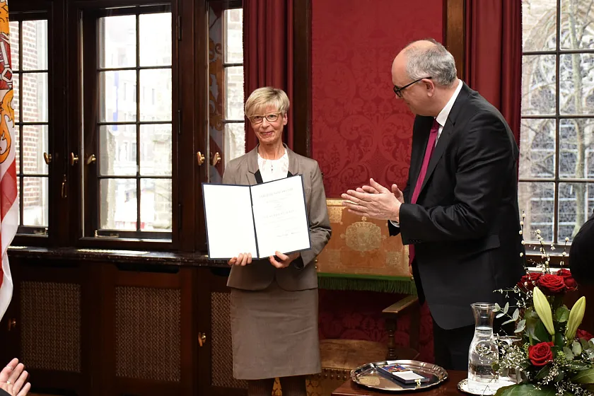 Verleihung des Bundesverdienstkreuzes am Bande im Kaminsaal des Bremer Rathauses: Marie Rösler und Bürgermeister Andreas Bovenschulte