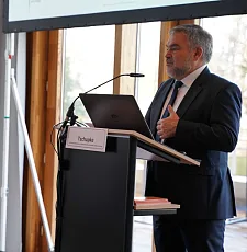 Hans-Georg Tschupke begrüßt die Teilnehmerinnen und Teilnehmer in der Bremer Landesvertretung